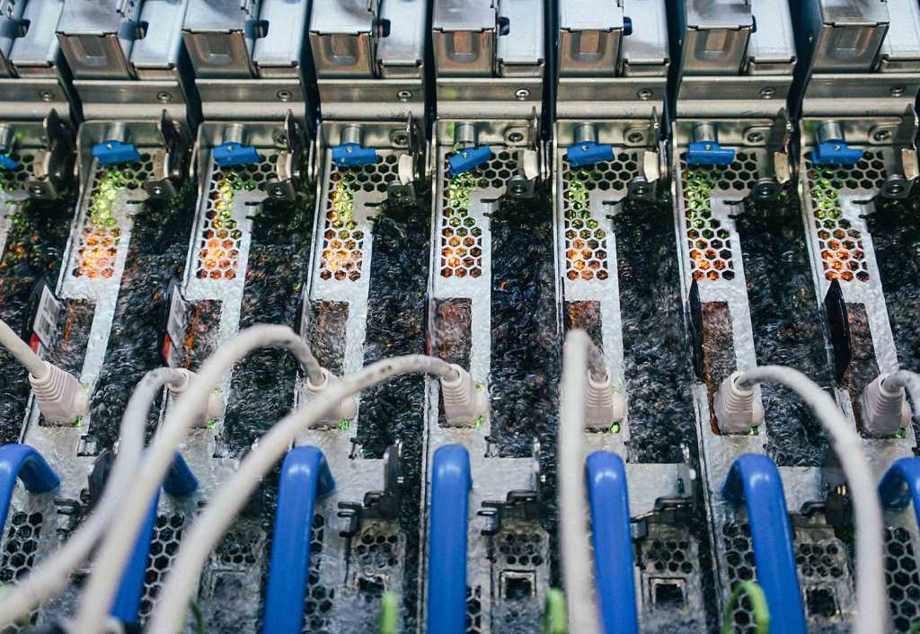 Intel e Vertiv fazem parceria para resfriamento líquido de processadores de IA